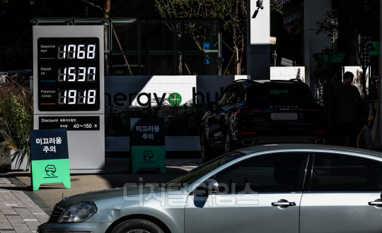 전국 휘발유 가격이 4주 연속 상승하며 약 7년 만에 평균 1700원대에 육박했던 이달 17일 서울의 한 주유소에 유가 정보가 게시돼 있다. 박동욱기자 fufus@